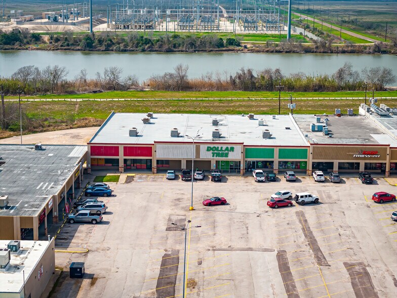 More Photos Of 301-327 S Brazosport Blvd, Freeport Storefront For Lease