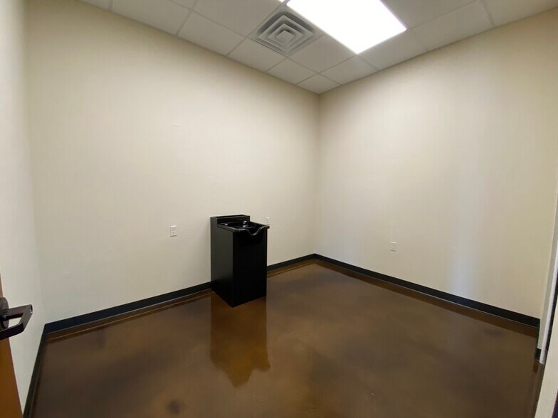 More Photos Of 8921 NW Expressway St, Oklahoma City Warehouse For Lease