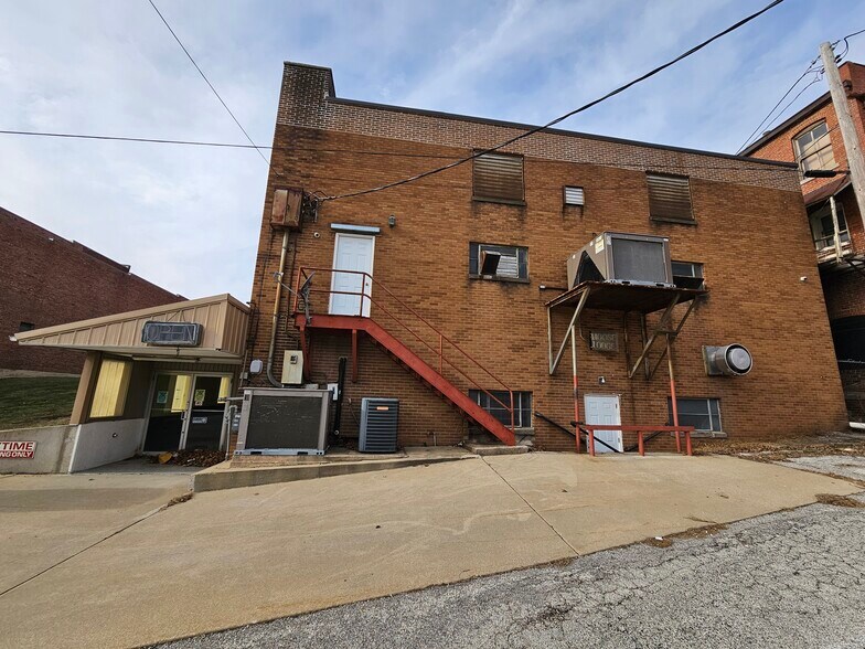 More Photos Of 411 S Main St, Hillsboro Specialty For Sale