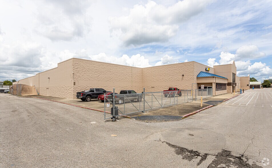 More Photos Of 1229 NW Evangeline Trwy, Lafayette Distribution For Sale