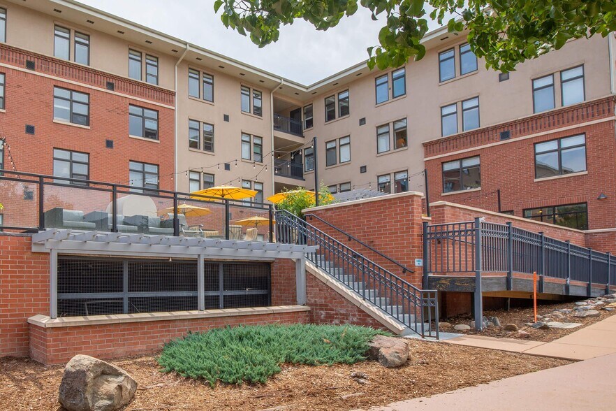 More Photos Of 1027 Washington Ave, Golden Apartments For Lease