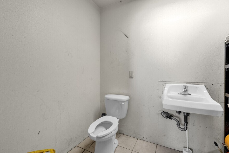 More Photos Of 17212 E Shea Blvd, Fountain Hills Storefront For Sale