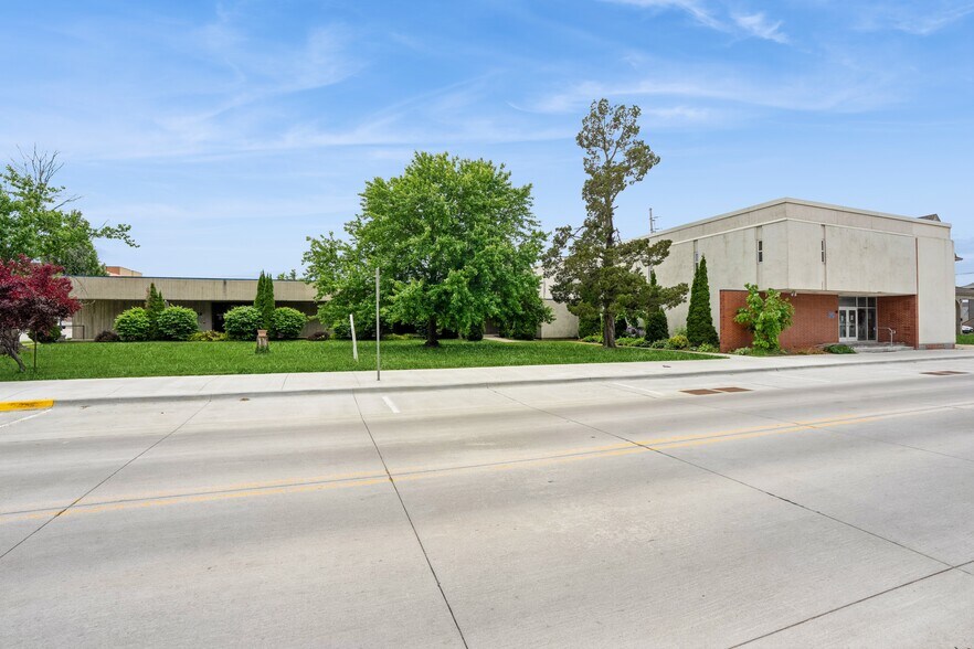 More Photos Of 202-210 W State St, Marshalltown Office For Sale