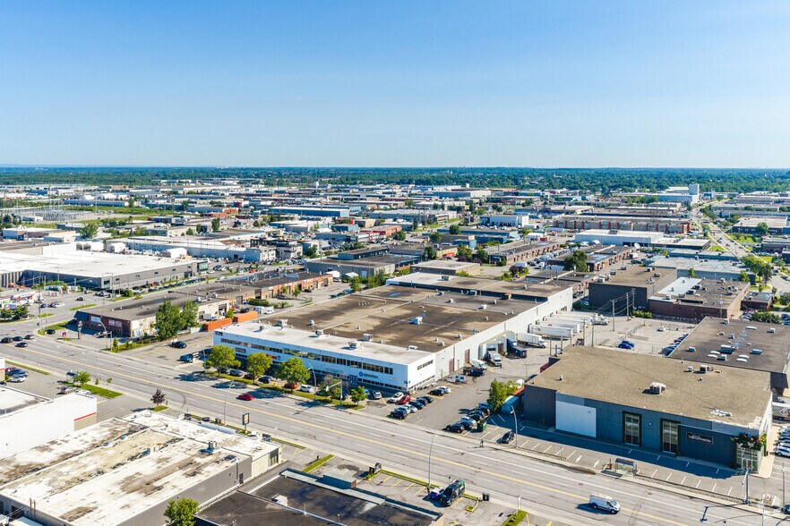 More Photos Of 2995-2999 Boul Le Corbusier, Laval Warehouse For Lease