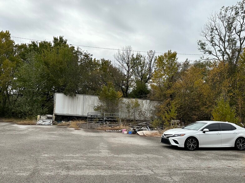 More Photos Of 1505 E Henderson St, Cleburne Office For Sale