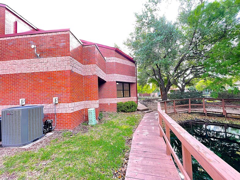 More Photos Of 215 Oak Dr S, Lake Jackson Medical For Lease