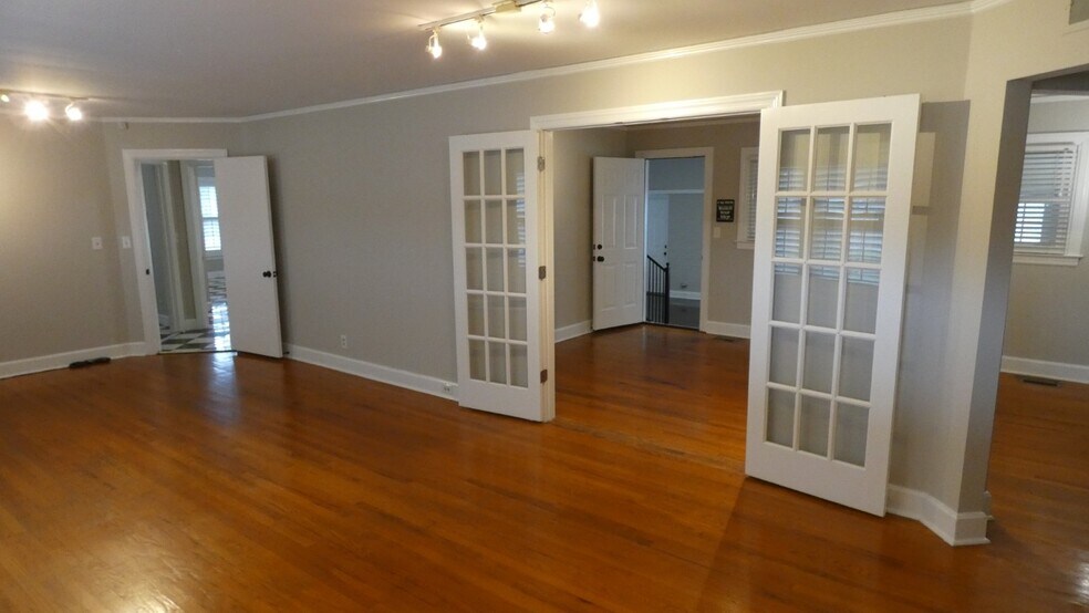 More Photos Of 2911 Middle Tennessee Blvd, Murfreesboro Office Residential For Lease