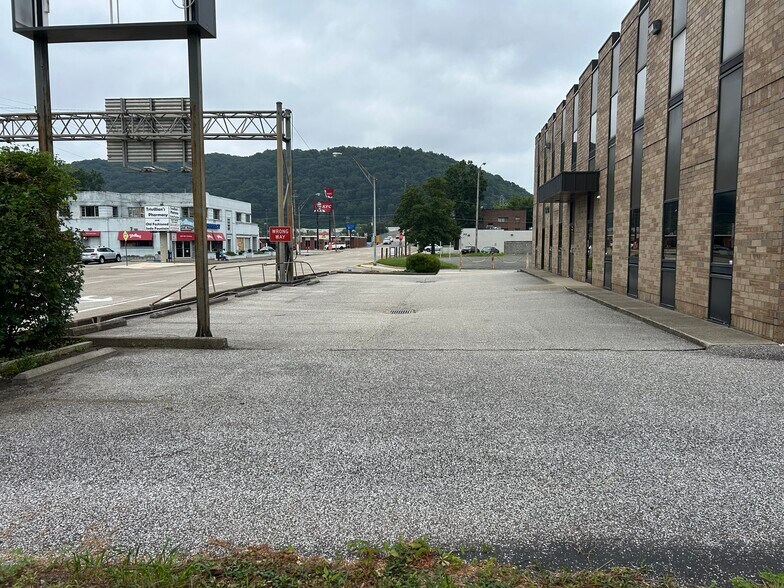 More Photos Of 310 35th St SE, Charleston Medical For Sale