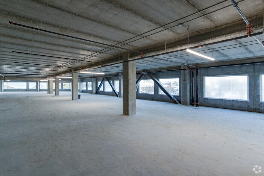 More Photos Of 3855 Wayburne Dr, Burnaby Light Manufacturing For Lease