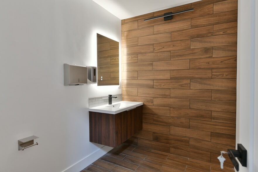 More Photos Of 1448 W Rosecrans Ave, Gardena Warehouse For Sale