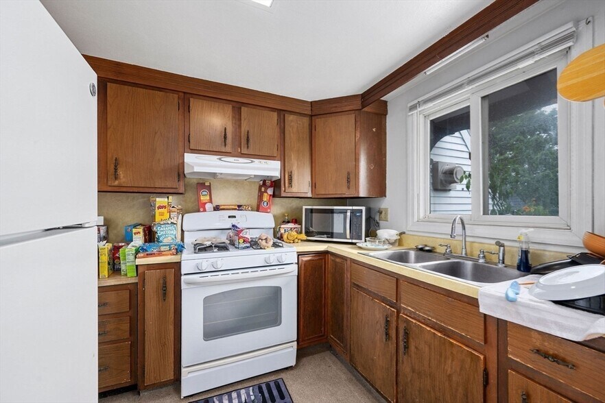 More Photos Of 37 School St, Hyannis Apartments For Sale
