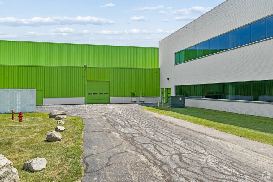 More Photos Of 5455-5555 Darrow Rd, Hudson Distribution For Lease