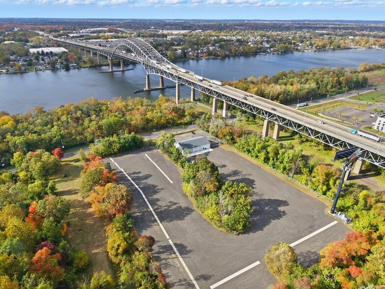 More Photos Of 1922 River Rd, Burlington Contractor Storage Yard For Lease