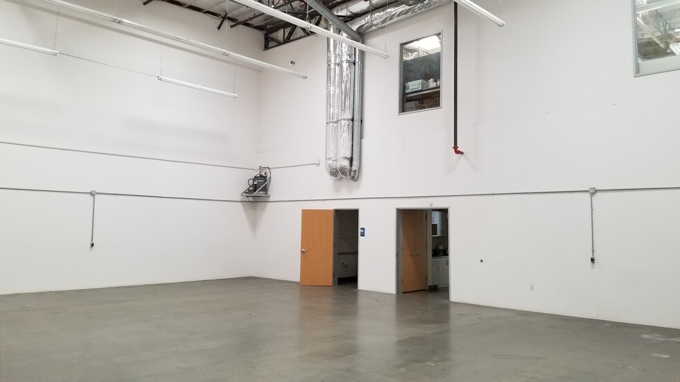 More Photos Of 325 N Puente St, Brea Light Manufacturing For Lease