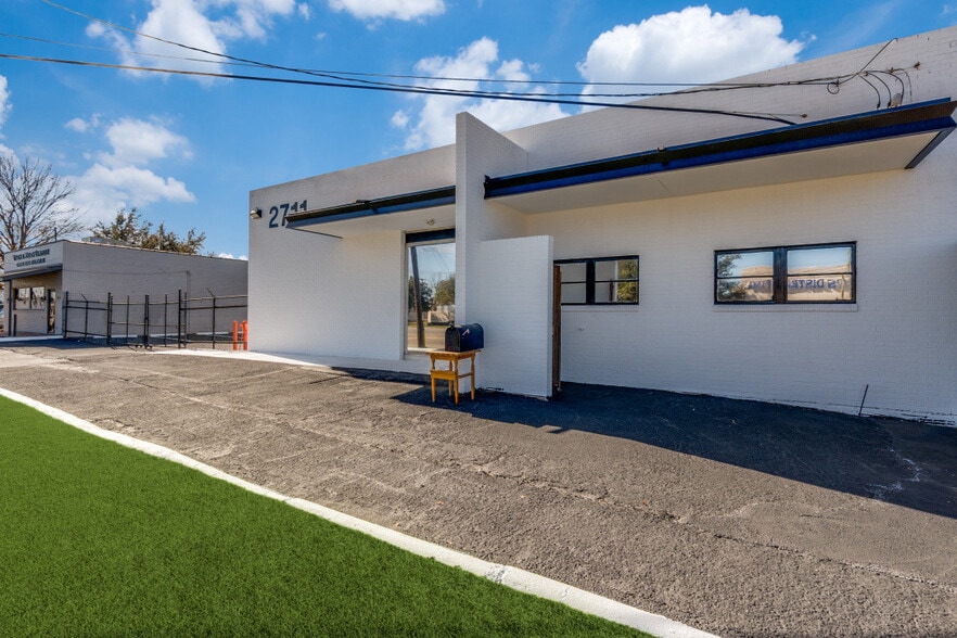 More Photos Of 2711 Irving Blvd, Dallas Light Distribution For Lease