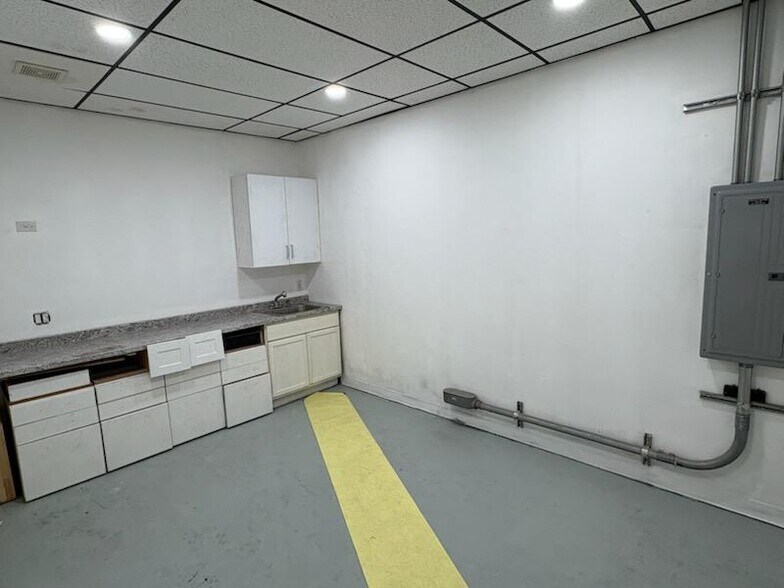 More Photos Of 8111 San Fernando Rd, Sun Valley Research And Development For Lease