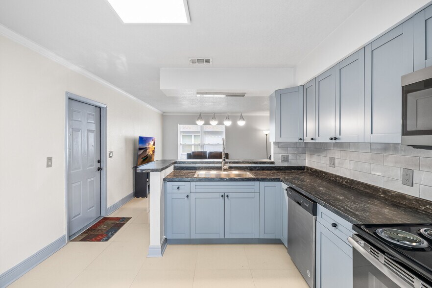 More Photos Of 7917 Lakeshore Dr, Tampa Multifamily For Sale