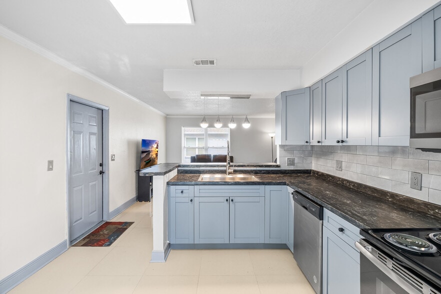 More Photos Of 7919 Lakeshore Dr, Tampa Multifamily For Sale