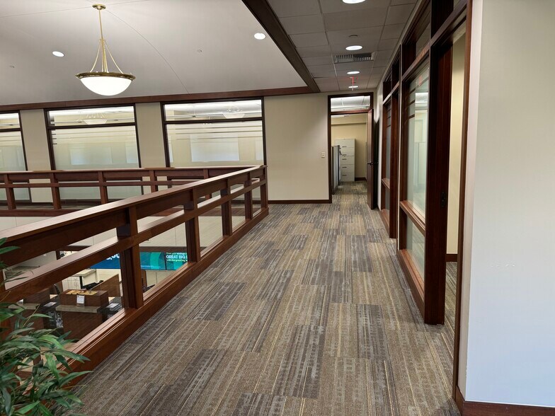 More Photos Of 109 Veterans Pky, Yorkville Office For Lease