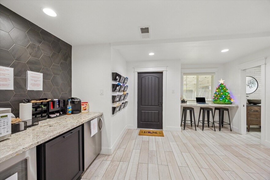 More Photos Of 5225 E 5th St, Katy Light Manufacturing For Sale