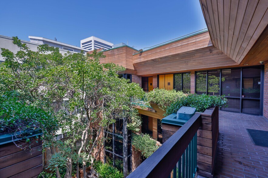 More Photos Of 11030 Santa Monica Blvd, Los Angeles Office For Lease