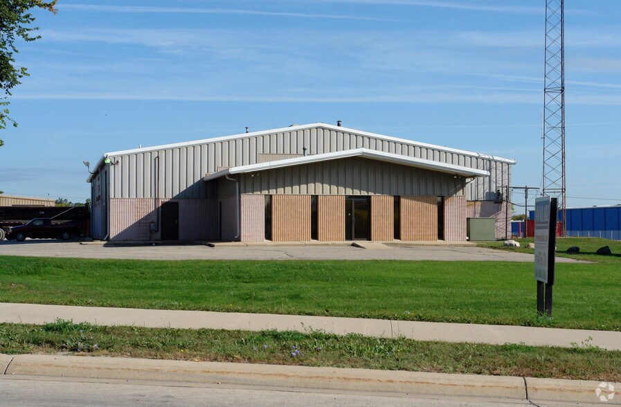 More Photos Of 45390 Grand River Ave, Novi Warehouse For Lease