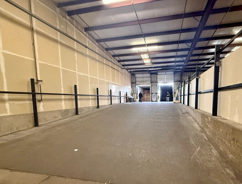 More Photos Of 2013 SE 18th St, Oklahoma City Manufacturing For Lease