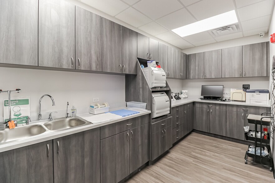 More Photos Of 2626 Washington St, Waukegan Medical For Sale