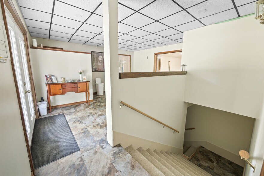 More Photos Of 832 Allardt Hwy, Jamestown Showroom For Sale