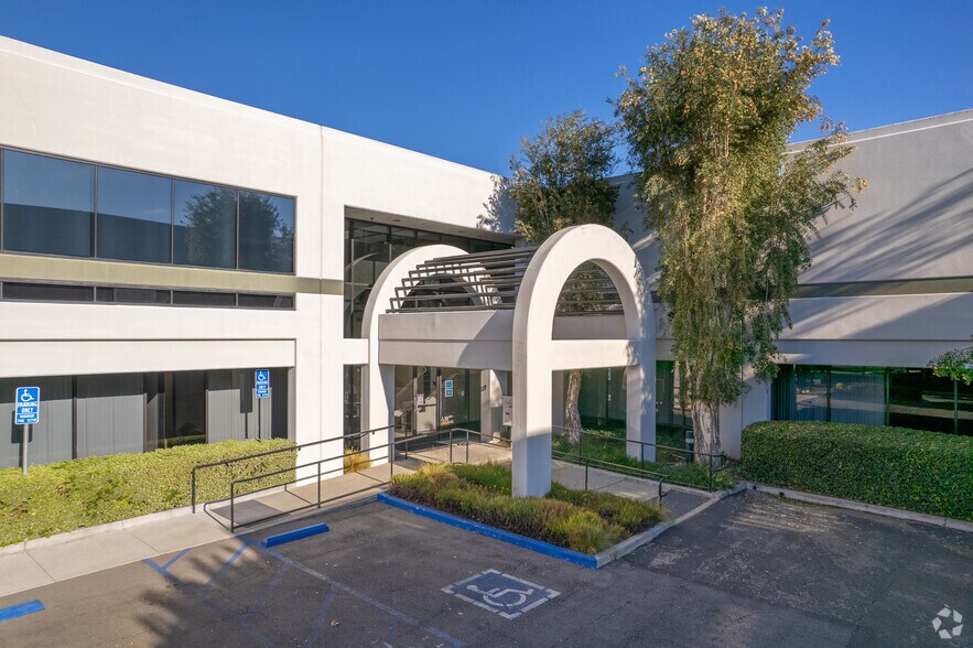 More Photos Of 11 Studebaker, Irvine Light Manufacturing For Lease