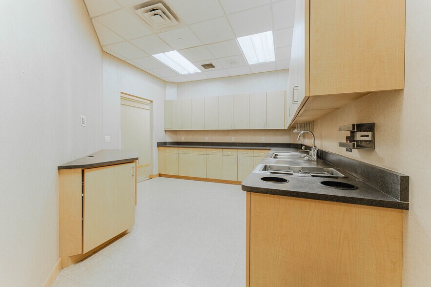 More Photos Of 1875 West Pointe Dr, Oshkosh Medical For Sale