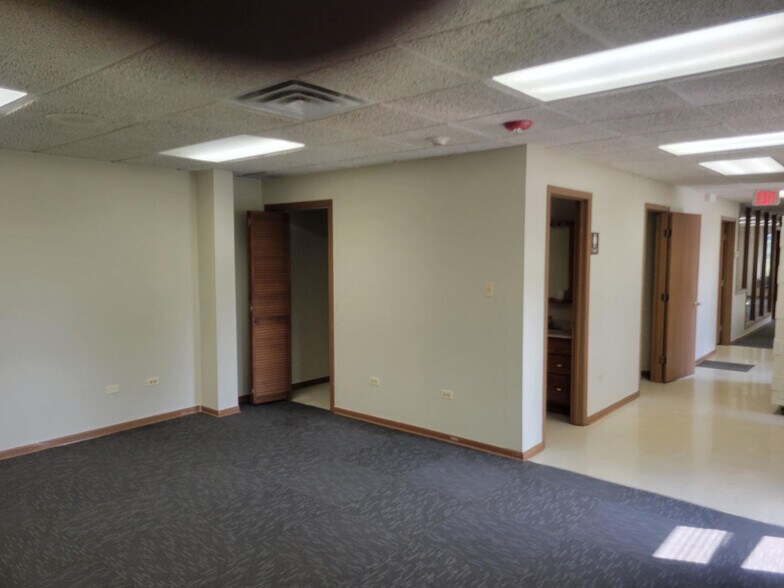 More Photos Of 6655 W Kitty Ave, Chicago Ridge Office For Sale