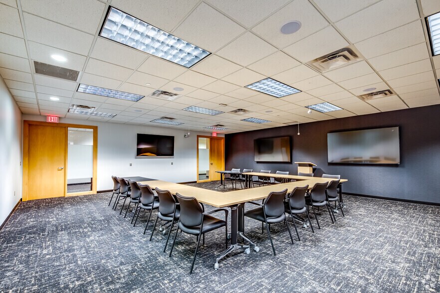 More Photos Of 380-388 Saint Peter St, Saint Paul Office For Lease