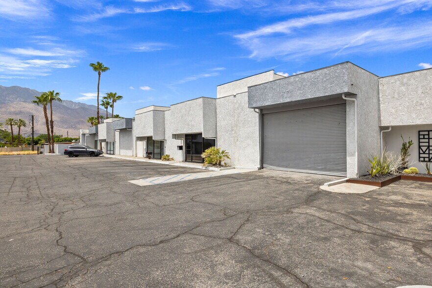 More Photos Of 800 S Vella Rd, Palm Springs Warehouse For Lease