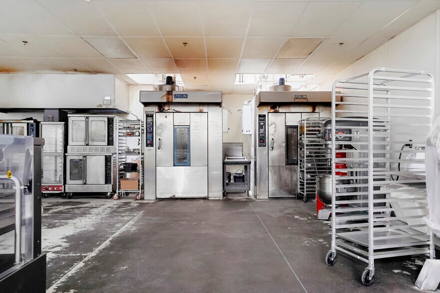 More Photos Of 82 Inverness Dr E, Englewood Warehouse For Sale