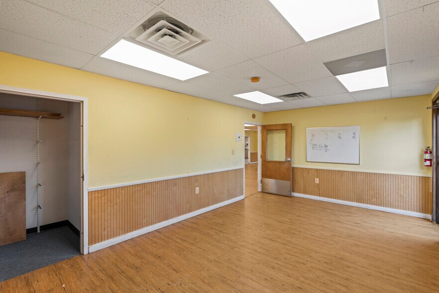 More Photos Of 9380 Forestwood Ln, Manassas Office For Lease