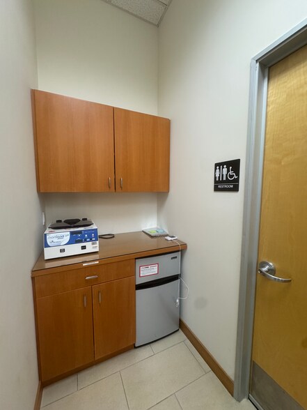 More Photos Of 885 Patriot Dr, Moorpark Research And Development For Lease