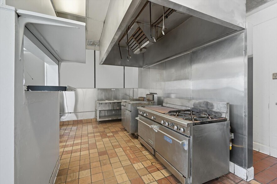 More Photos Of 901-909 S Pacific Coast Hwy, Redondo Beach Storefront For Sale