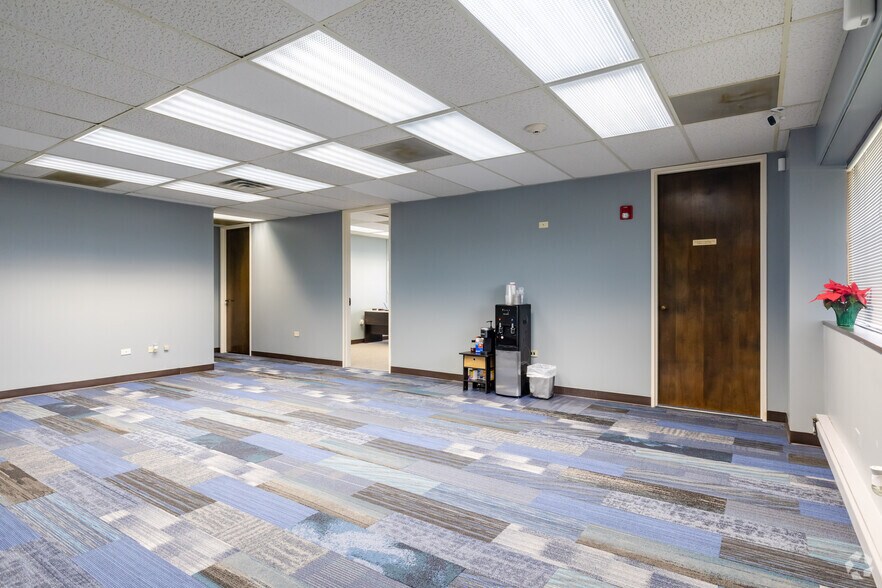 More Photos Of 20280 Governors Dr, Olympia Fields Unknown For Lease