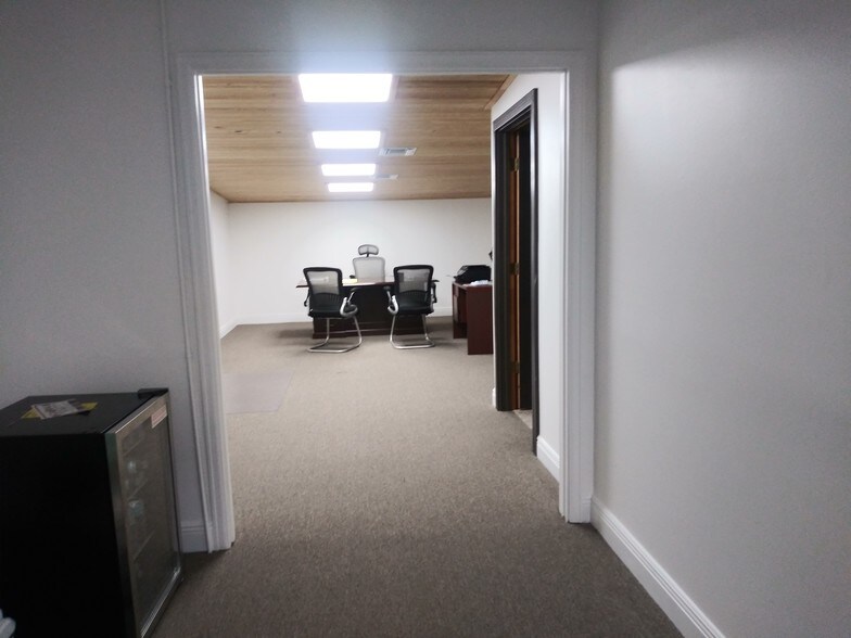 More Photos Of 5017 N Coolidge Dr, Tampa Warehouse For Lease