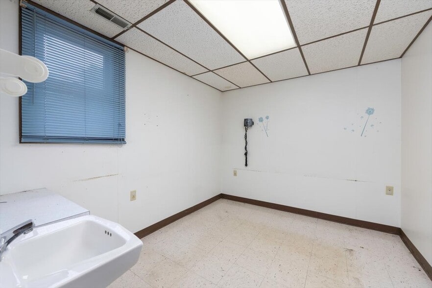 More Photos Of 932 French Rd, Cheektowaga Office For Sale