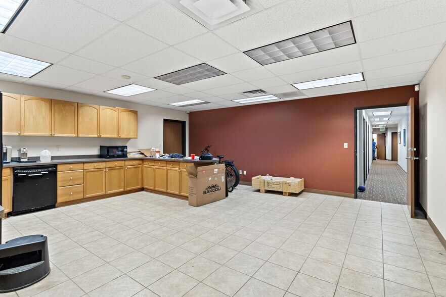 More Photos Of 15534 E Hinsdale Cir, Centennial Light Distribution For Lease