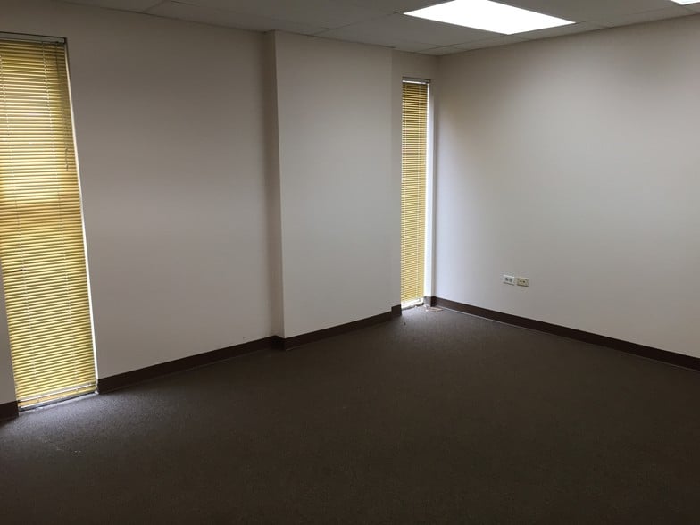 More Photos Of 1900 W Yale Ave, Englewood Warehouse For Sale