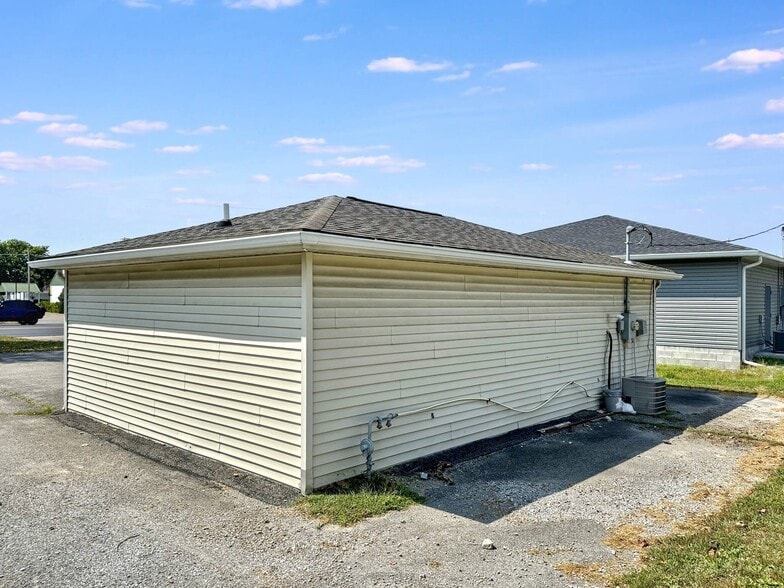 More Photos Of 1112 S Park Ave, Herrin Office For Lease