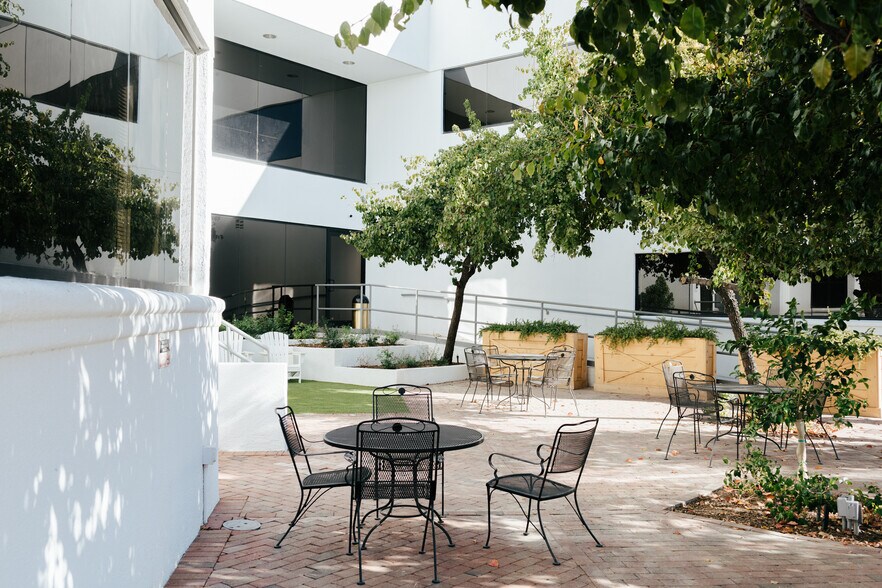 More Photos Of 4225 E Windrose Dr, Phoenix Office For Lease