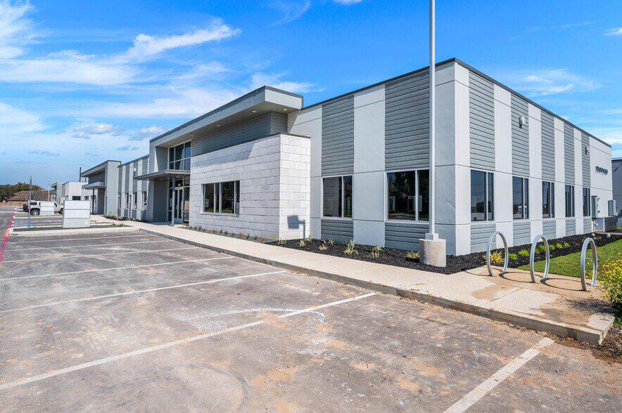 More Photos Of 4318 De Zavala Rd, San Antonio Office For Lease