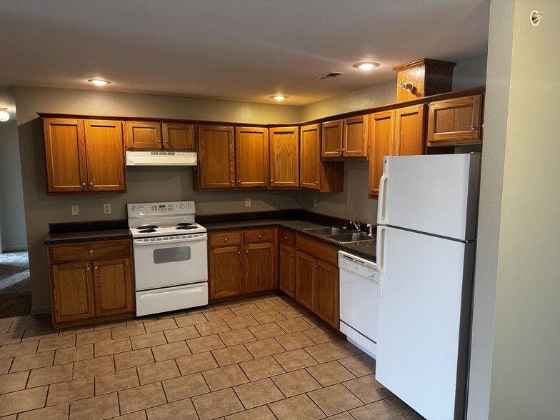More Photos Of 1325 S Lillian Ave, Bolivar Apartments For Sale