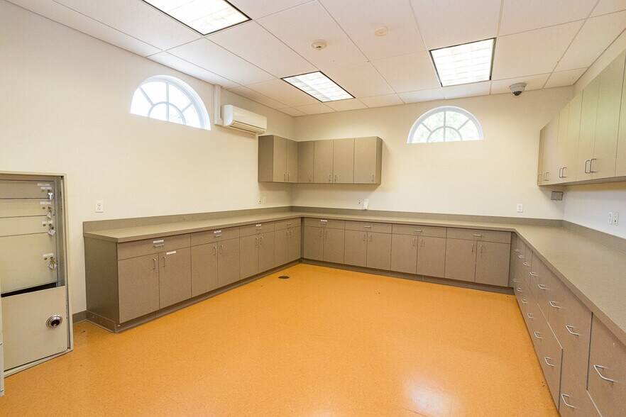 More Photos Of 178 Center St, Clinton Township Medical For Lease