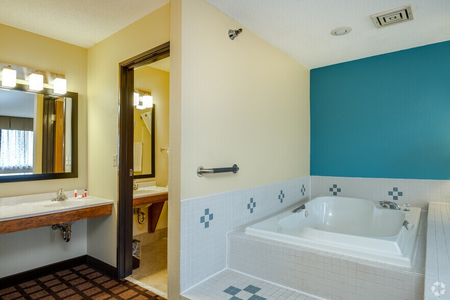 More Photos Of 917 E Milwaukee St, Whitewater Hotel For Sale