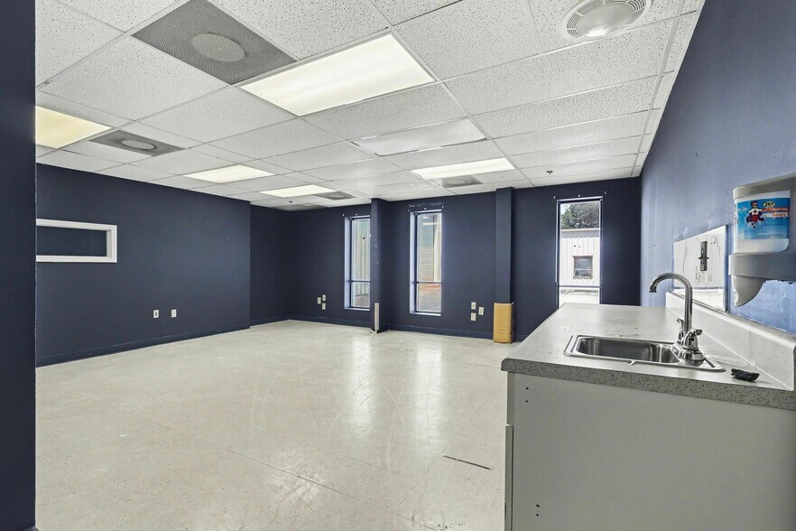 More Photos Of 1445 Cleveland Ave, East Point Showroom For Sale